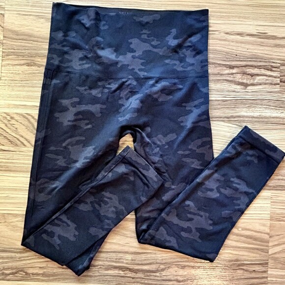 Spanx Leggings Look at Me Now Seamless Cropped Camo Women's Size M - Picture 1 of 7